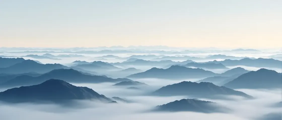 远山云岚层叠的背景